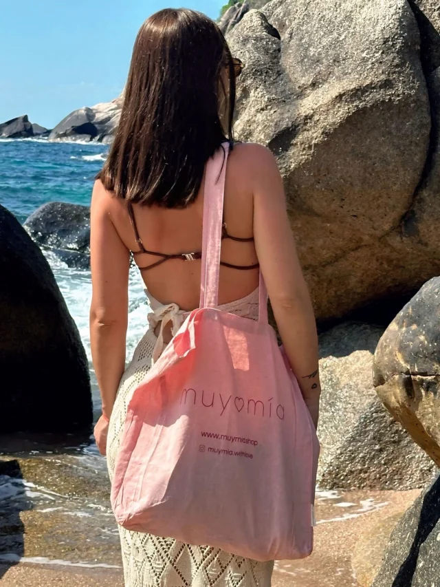 Playa, sol y mucho estilo ☀️🌊
Tote bag de muymia + nuestras joyas =
✨ El combo perfecto del verano ✨

Un match perfecto para los días largos y las escapadas al sol. 🫶🏼